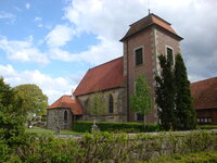 Das Bild zeigt die Kirche St. Johannes Elbergen von außen im Sommer