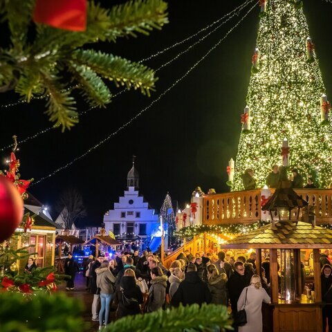 Weihnachtsbaum mit begehbarer Aussichtsterrasse auf Weihnachtsmarkt Lingen ©Helmut Kramer für LWT 2022