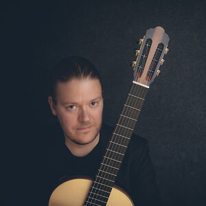 Portrait des klassikspielenden Aktivgitarristen Otto Tolonen