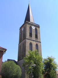 Das Bild zeigt den Kirchturm der Kirche St. Andreas Emsbüren von außen