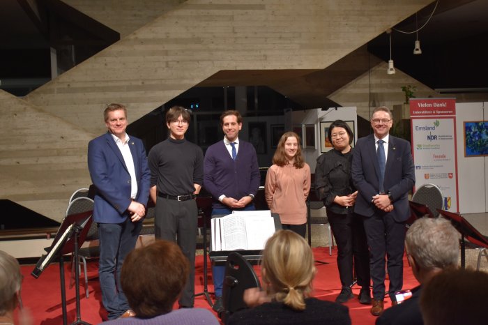 2025 gewannen 3 Teilnehmer das Emsbüren Stipendium: Kyrylo Nimenskyi (2. v. l.), Marie Nassauer (3. v. r.) und Jinsol Kim (2. v. r.)