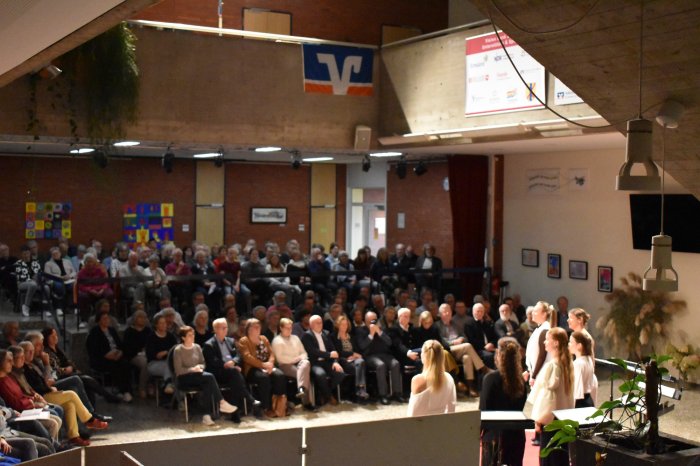 Sjaella vor ausverkauftem Haus